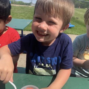 children-outside-gloryland-preschool-grayslake
