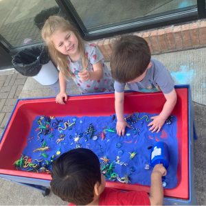 students-outdoors-gloryland-preschool